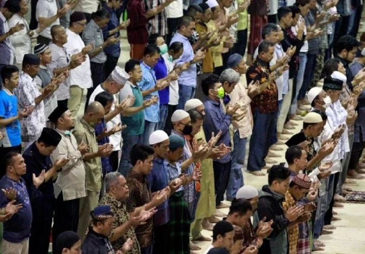 रमजान: पाक-इंडोनेशिया में नहीं माने मुस्लिम, लॉकडाउन तोड़ मस्जिद पहुंचे