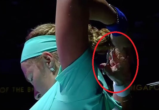 टेनिस मैच में रूसी खिलाड़ी ने अपने बाल काटने कर दिए शुरू