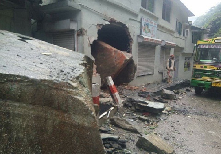 हिमाचल- हनोगी में मंदिर में दिल दहला देने वाला हादसा, चट्टानें गिरी, लोगों ने भाग कर जान बचाई    