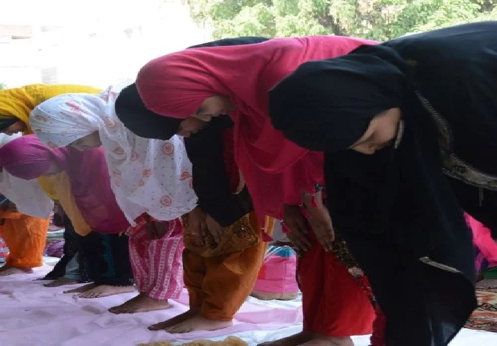 लखऩऊ में सामूहिक रूप से महिलाओं ने अता की नमाज
