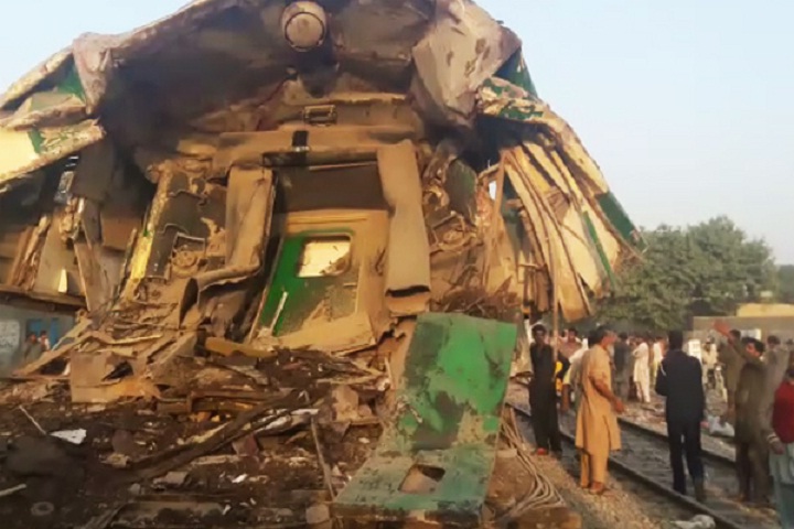 पाकिस्तान में दो ट्रेनों की टक्कर, 17 यात्रियों की मौत