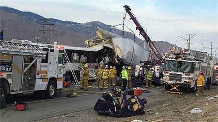 पर्यटक बस ने ट्रक को मारी टक्कर, 13 लोगों की मौत