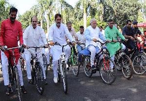 जब सीएम मंत्रियों के साथ साइकिल पर पहुंचे विधानसभा