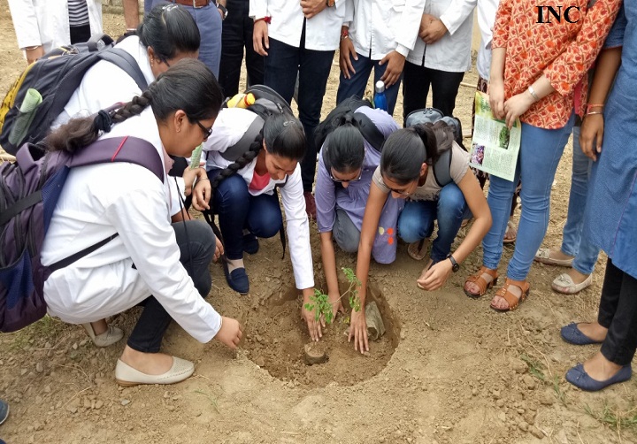 पिम्स में छात्रों व छात्राओं द्वारा पौधे लगाकर दिया पर्यावरण का संदेश