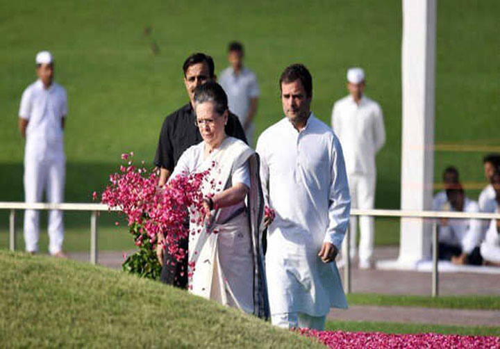  पंडित नेहरू को राहुल, सोनिया समेत अन्य कांग्रेस नेताओं ने  दी श्रद्धांजलि