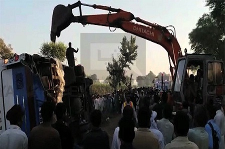 पाकिस्तान में आपस में टकराई दो बसें, 25 यात्रियों की मौत