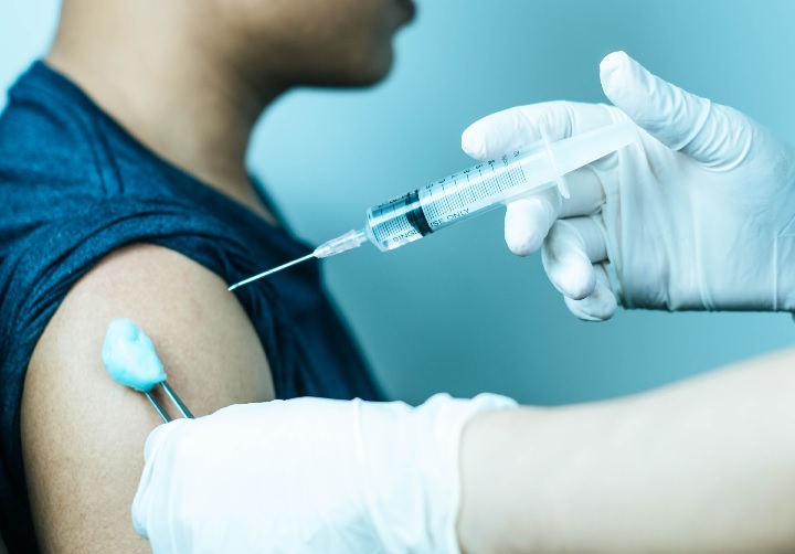 COVID Fear: बोर्ड परीक्षा देने वाले विद्यार्थियों को भी लगे टीका, हाईकोर्ट में याचिका दायर