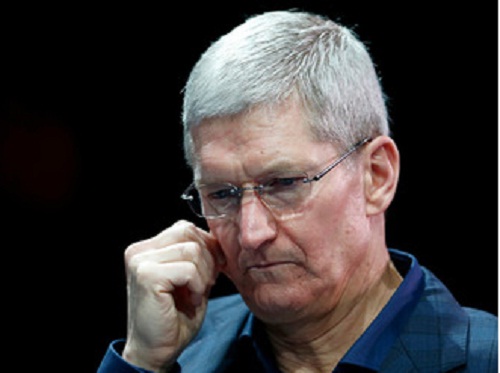 आईफोन की बिक्री घटी, एप्पल के सीईओ टिम कुक के वेतन में कटौती