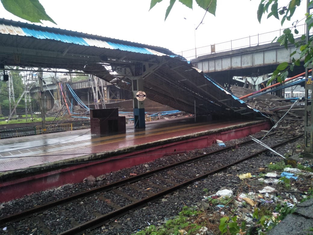 मुम्बई फुटओवर ब्रिज का एक हिस्सा ढहने से पांच लोग घायल