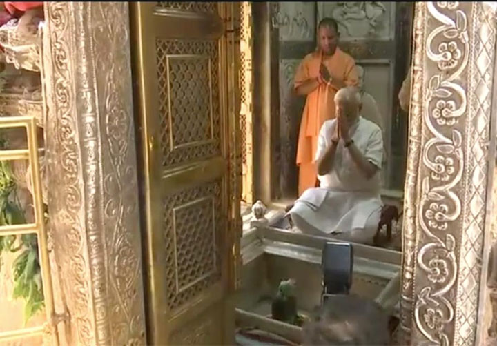  वाराणसी: प्रचंड जीत के बाद  प्रधानमंत्री मोदी पहुंचे शिव की नगरी, काशी विश्वनाथ मंदिर में की पूजा-अर्चना