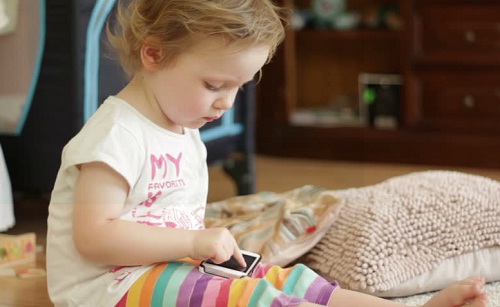 छोटे बच्चों के लिए बेहद खतरनाक हैं स्मार्टफोन
