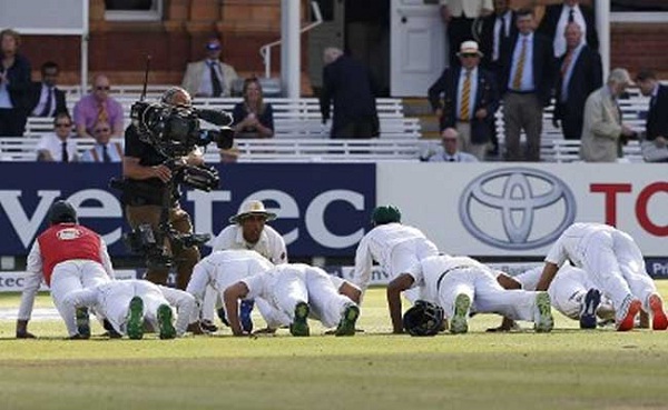 पाकिस्तानी खिलाडिय़ों के मैच के दौरान या बाद में पुशअप लगाने पर रोक