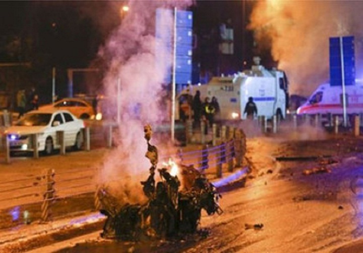 इस्तांबुल के फुटबॉल स्टेडियम के बाहर आत्मघाती कार बम धमाका, 29 की मौत