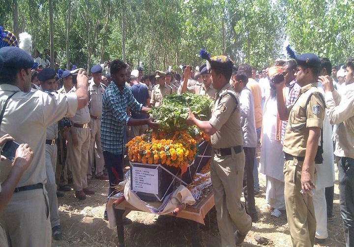   मुजफ्फरनगर- सुकमा के शहीद मनोज का पैतृक गांव निरगाजनी में राजकीय सम्मान के साथ  संस्कार 