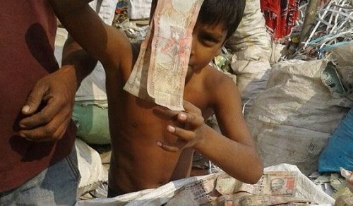 नाले में मिले 500 व 1000 रुपए के पुराने नोट, लूटने की मची होड़ 