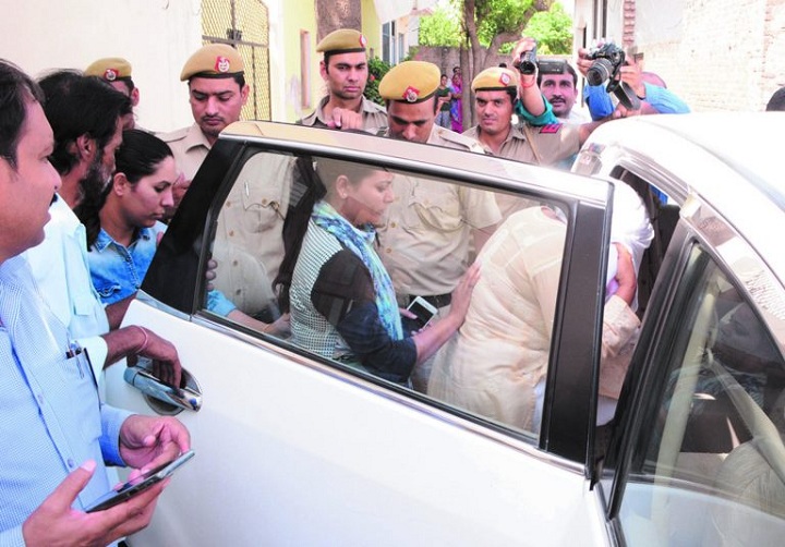 हनीट्रैप मामले में मुजफ्फरनगर में छापे-दिल्ली पुलिस की टीम युवती को लेकर पहुंची उसके घर