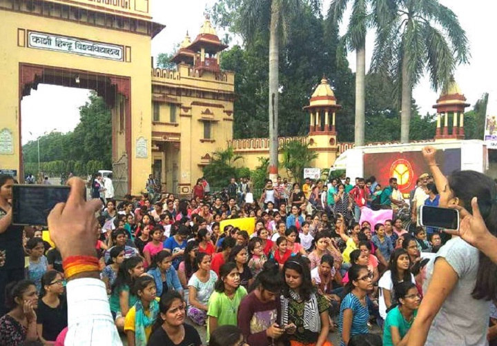 BHU- 1000 छात्रों के खिलाफ FIR, पुलिस पर भी कार्रवाई,सीएम ने दिए जांच के आदेश