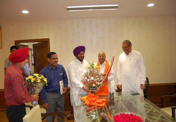  साधु सिंह धर्मसोत द्वारा केन्द्रीय मंत्री थावर चंद गहलोत के साथ मुलाकात