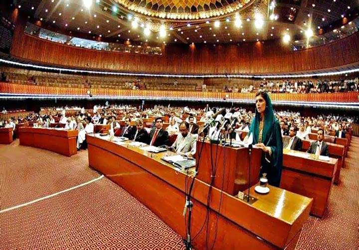 पाकिस्तान की संसद में हुई मारपीट, नवाज के मंत्रियों ने इमरान के मंत्रियों को धुना