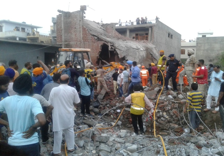 पंजाबः गुरदासपुर जिले के बटाला की पटाखा फैक्ट्री में जोरदार धमाका, बच्चे समेत 18 लोगों की मौत