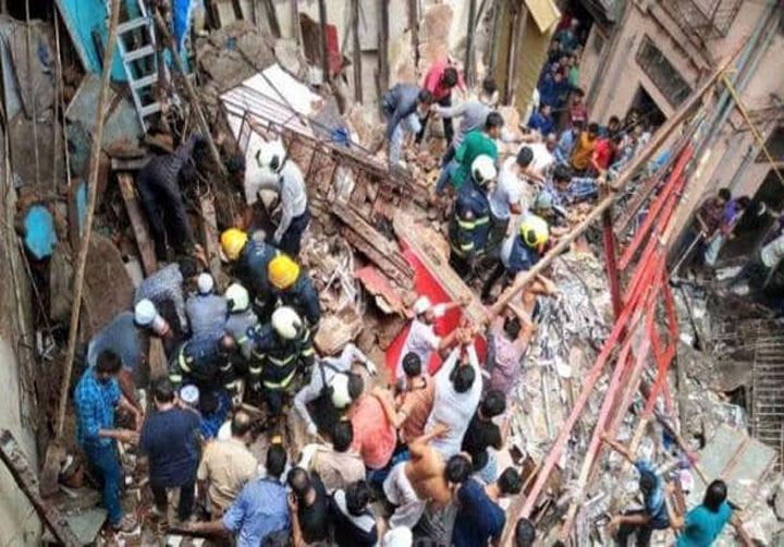  मुबई मे चार मंजिला इमारत का एक हिस्सा गिरने से 12 लोगों की मौत,पांच लोगो को बाहर निकाला