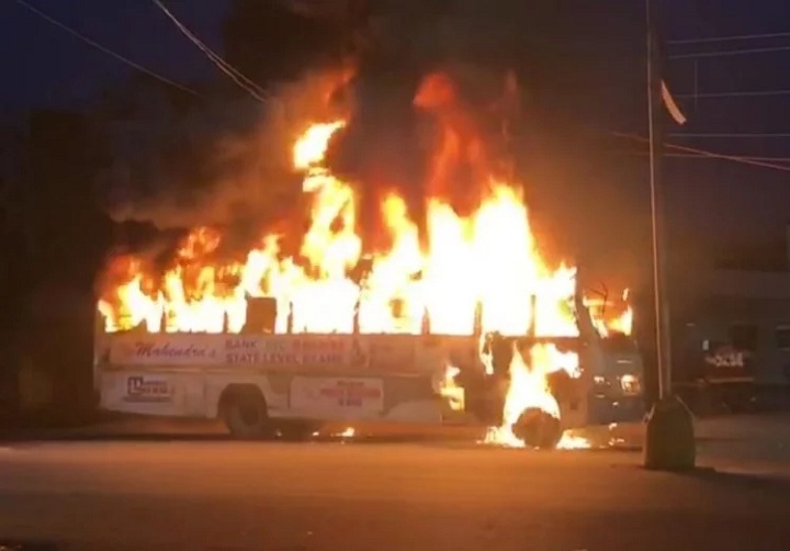 लखनऊः चलती सिटी बस में लगी आग से मचा हडकंप, खिड़की से कूदे यात्री, दो दर्जन से अधिक घायल