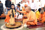 यूपी: मुख्यमंत्री योगी आदित्यनाथ ने रामनवमी पर कन्याओं को करवाया भोजन, परंपरागत तरीके से की पूजा-अर्चना