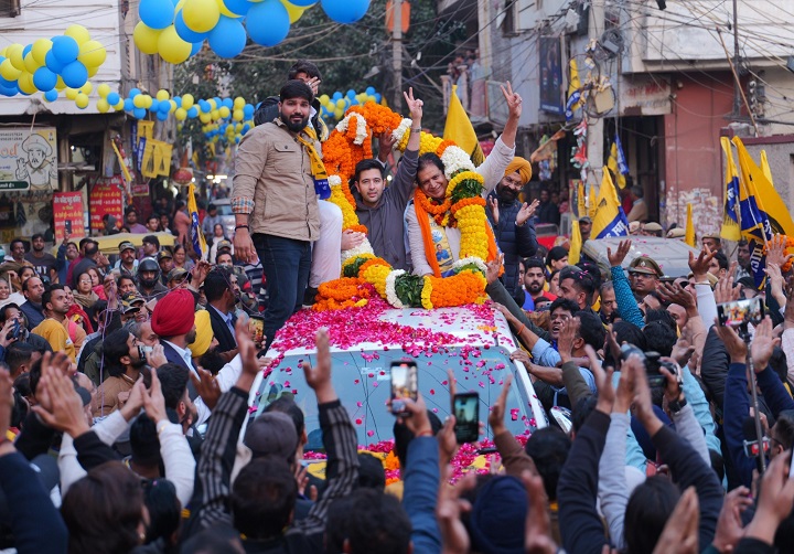  गांधी नगर में सांसद राघव चड्ढा के विशाल रोड शो में उमड़ी हजारों की भीड़, सांसद बोले- पांच तारीख का दिन होगा, झाड़ू चुनाव चिन्ह होगा