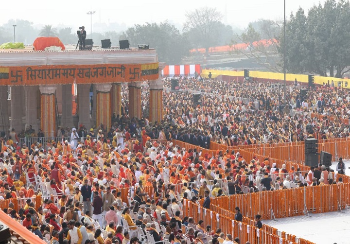  अयोध्या राम मंदिर: रामलला के दर्शन के लिए उमड़ी भीड़