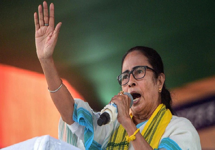 ममता का हमला: बंगाल से चुनाव आयोग के सभी अधिकारियों के किए तबादले, तब भी टीएमसी ही जीतेगी