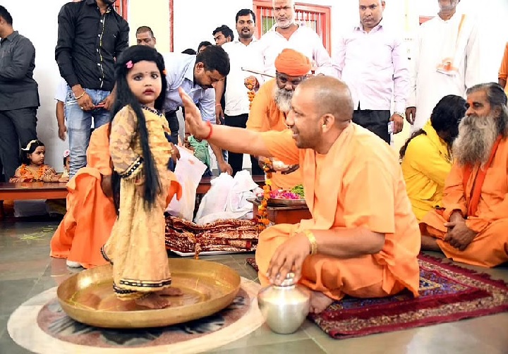 यूपी: मुख्यमंत्री योगी आदित्यनाथ ने रामनवमी पर कन्याओं को करवाया भोजन, परंपरागत तरीके से की पूजा-अर्चना