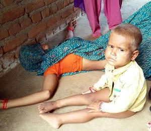 मलबा हटा तो दादी की लाश के नीचे से निकला मासूम