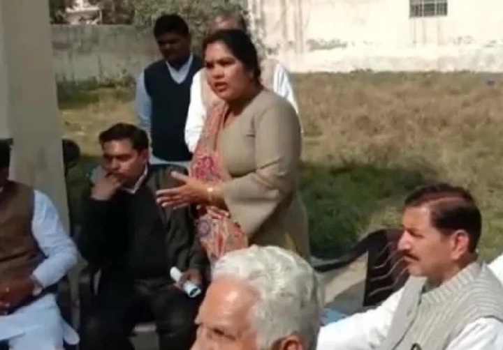 Haryana: कांग्रेस की महिला नेता ने कहा- पैसे और शराब से करें किसानों की मदद