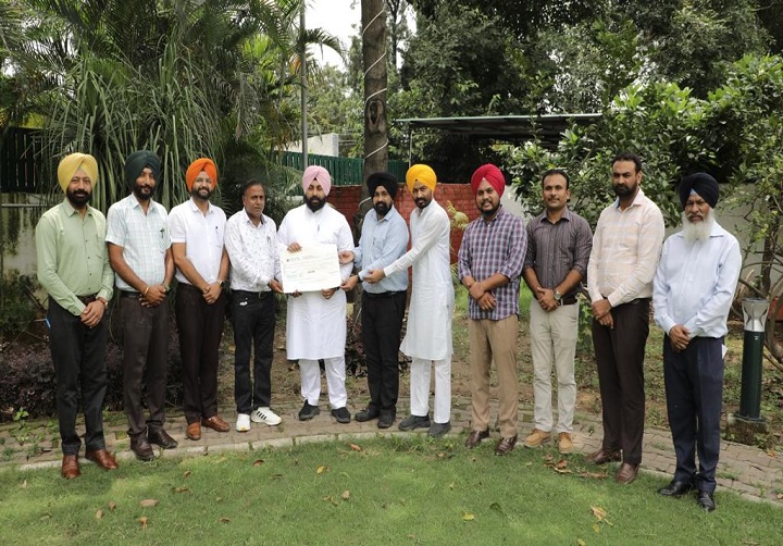 हैड्मास्टर्ज एसोसिएशन द्वारा बाढ़ पीडितों की मदद के लिए पाँच लाख की राशि मुख्यमंत्री राहत फंड के लिए भेंट
