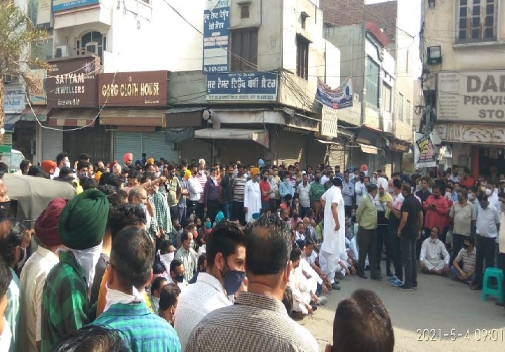 पंजाबः बरनाला में व्यापारियो द्वारा दुकाने खोलने को लेकर  हंगामा 