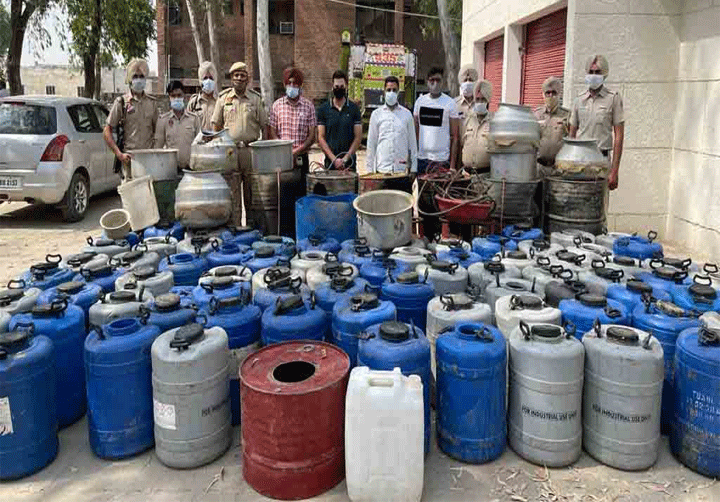 पंजाब : अमृतसर पुलिस ने पकड़ा 1,18,400 किलो लाहन, 390 लीटर अवैध शराब, चल रही थीं 8 शराब की भट्टियां