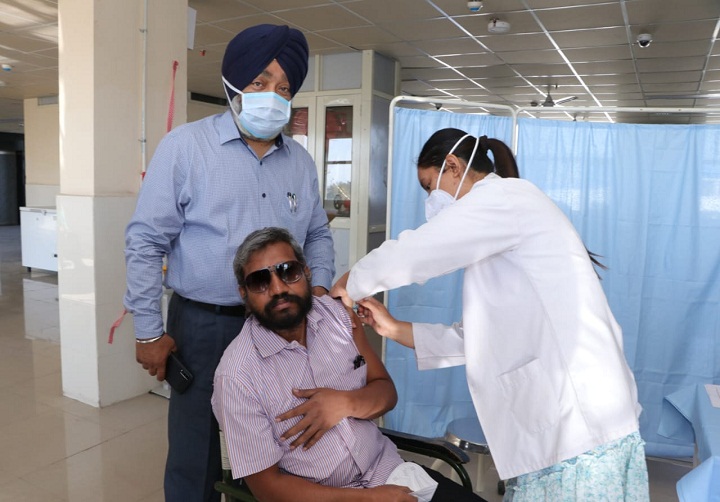 मुख्य चुनाव अधिकारी पंजाब डा. एस. करुणा राजू मोहाली में कोरोना वैक्सीन लगवाते हुए