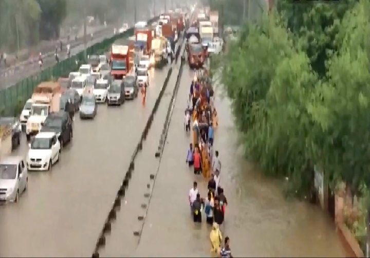 पश्चिमी UP और उत्तराखंड में कल भारी बारिश की चेतावनी, दिल्ली में येलो अलर्ट...