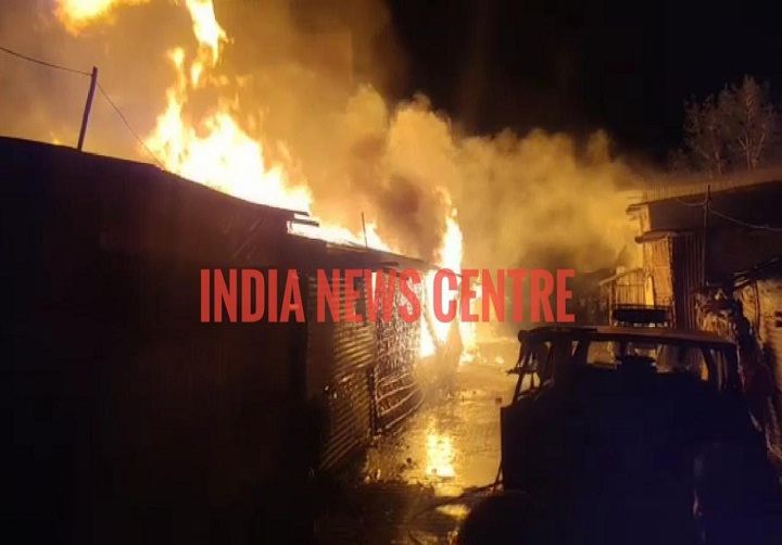 यूपीः फिरोजाबाद के काठ बाजार में लगी भंयकर आग 