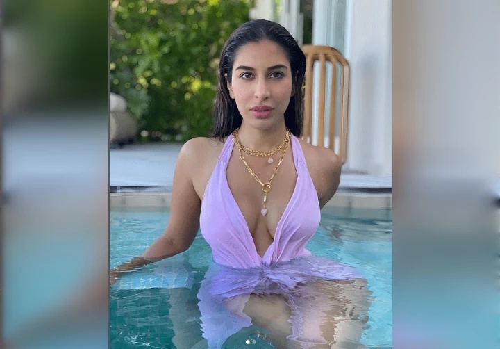 Sophie Choudry is looking HOT, check out her beach looks