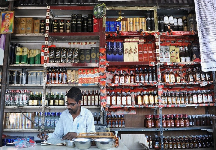 शराब की दुकानों पर नियमों की उड़ी धज्जियां