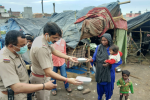 कोरोना वायरसः मुजफ्फरनगर के एसएसपी के निर्देश पर थाना प्रभारियों ने गरीब बस्तियों में पहुंचाया खाना