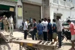 दिल्ली: शराब की दुकानों पर उमड़ी भीड़, लाठीचार्ज कर भीड़ को हटाया