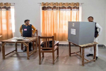 CM अखिलेश ने किया मतदान   शिवपाल यादव के काफिले पर जसवंतनगर में पथराव